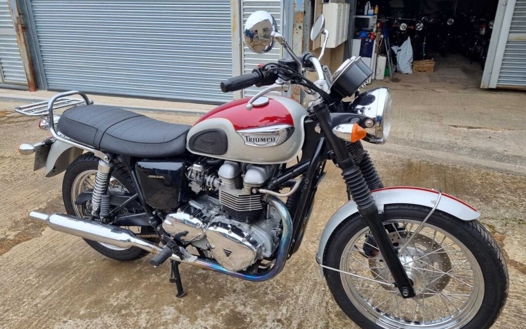 2006 Triumph T100 Bonneville – Red/Silver