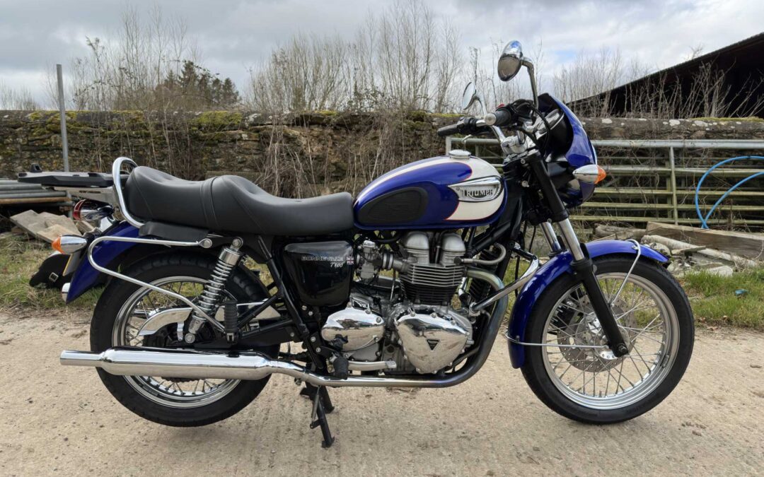2004 Triumph T100 Bonneville – Blue, White & Red